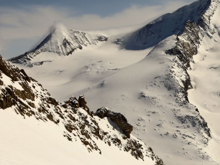 Skitour in den Hohen Tauern: Panoramablick vom Keeskogel auf den Grossvenediger mit ausgedehnten Gletscherflächen
