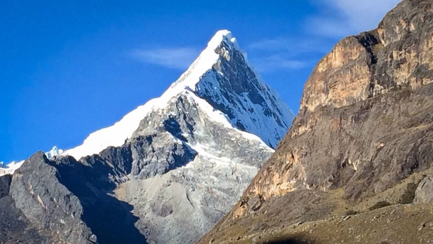 Expedition Alpamayo: pyramidenförmiger Gipfel mit Schnee, Eis und zerklüftetem Felsgestein in Peru.