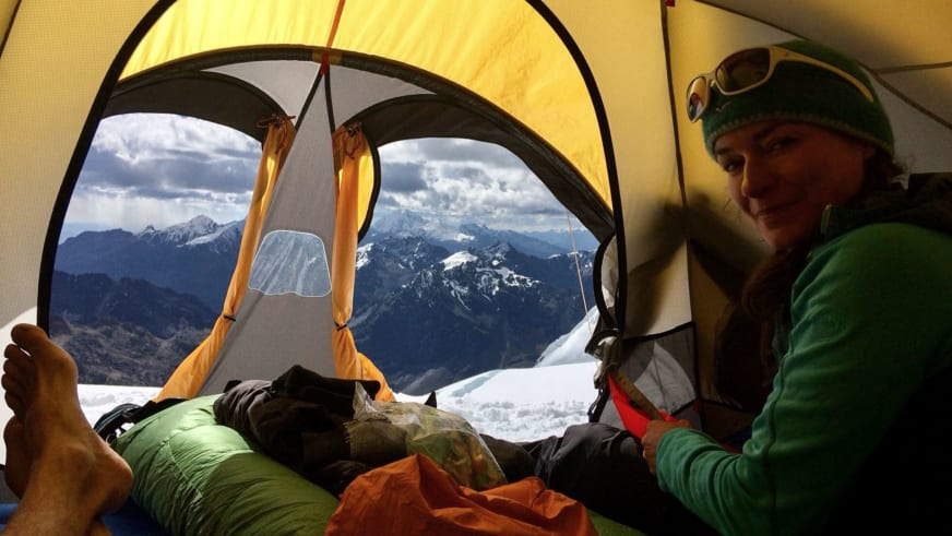 Expedition Hochlager am Alpamayo: zwei Höhenbergsteiger im Zelt mit Blick auf Schneefeld und Gipfelpanorama.