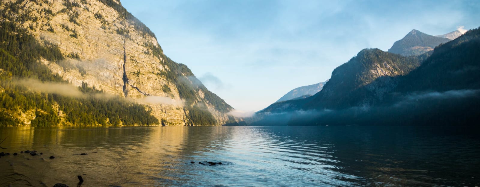 Bergtour am Koenigsse: Morgenstimmung mit goldenem Licht auf der Kalkfelswand und Nebelschleier über dem See am Ringkendlsteig.
