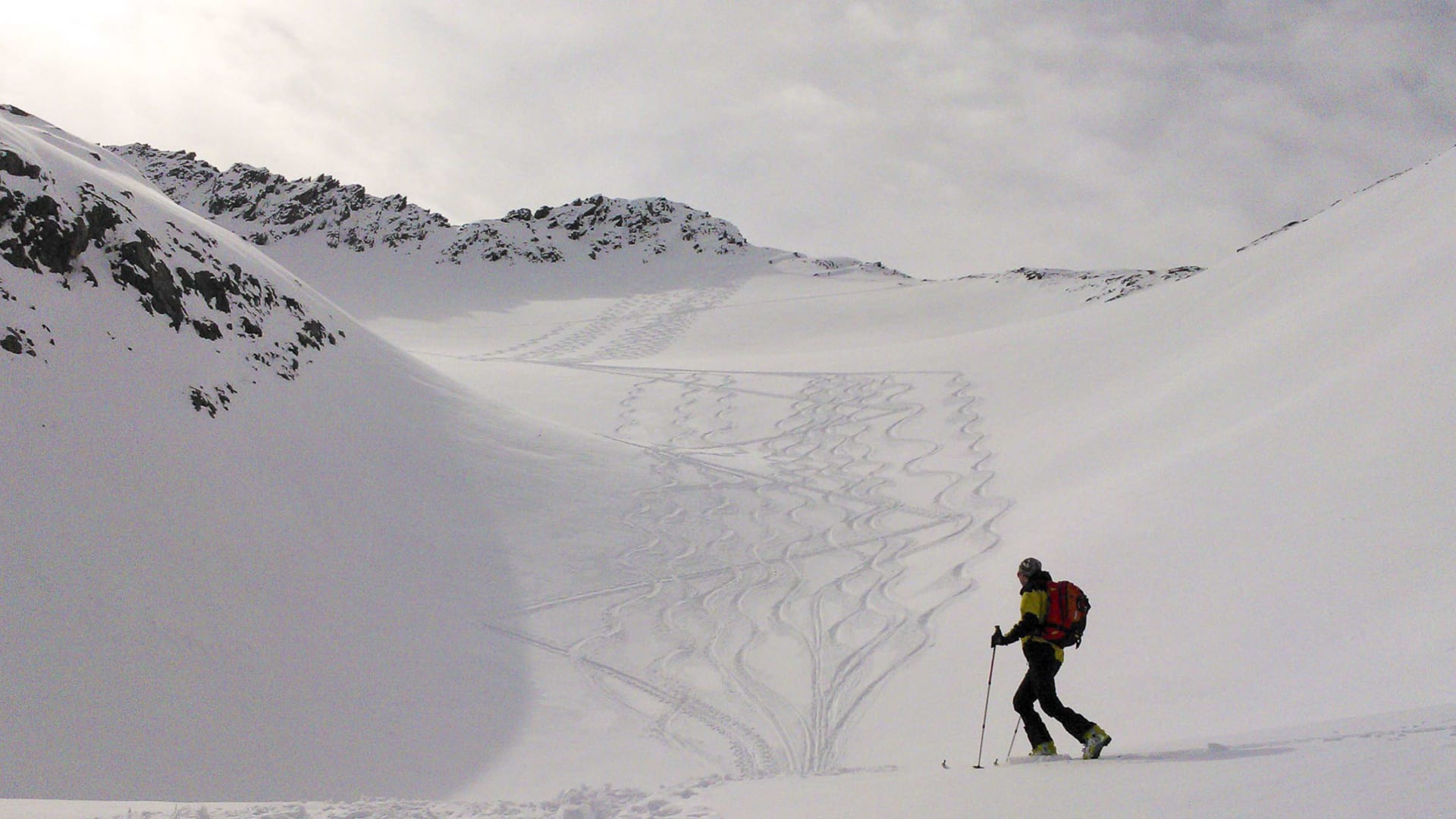 Skitourengeher mit Fellen im Aufstieg auf verschneitem Hang im hinteren Sulztal, Stubaier Alpen.