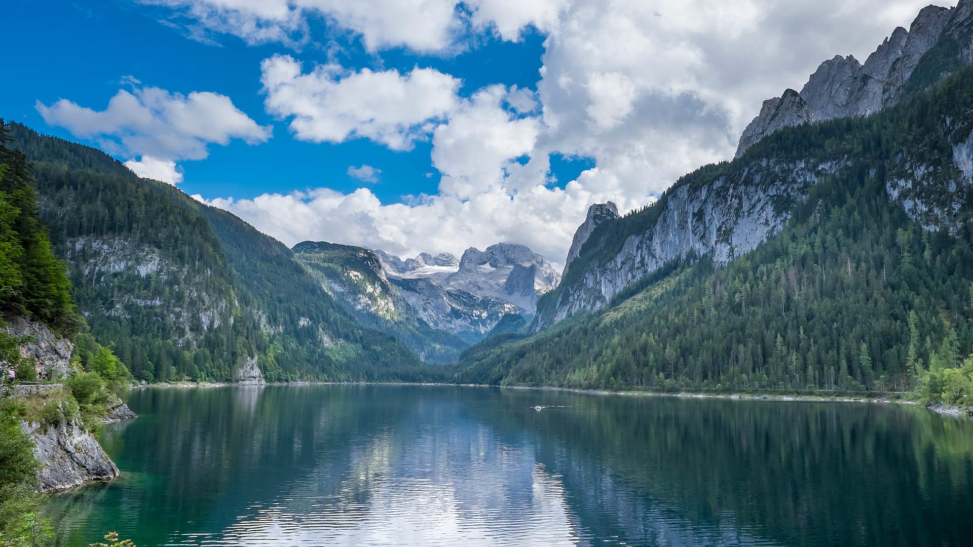 Bergwanderung am Hohen Dachstein: Bergsee mit blaugrünem Wasser und schneebedecktem Massiv im Hintergrund.