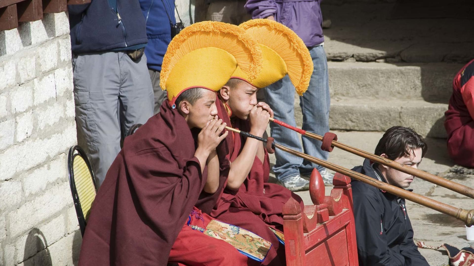 Zeremonielle Instrumentalisten im Innenhof des Tengboche-Klosters im Khumbu – kulturelle Etappe der Mera Peak Expedition in Nepal.