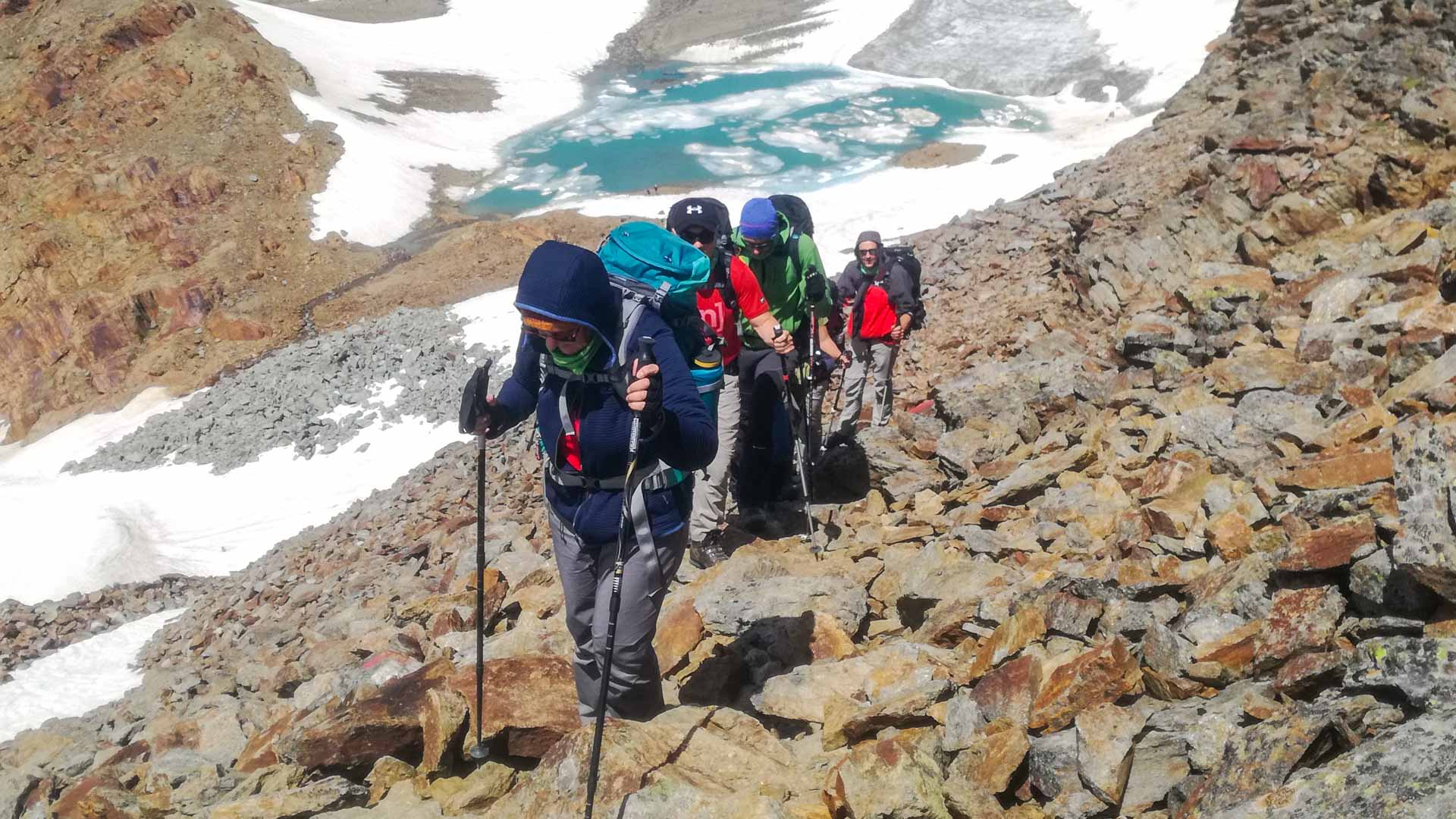 Vier Personen bei der Bergwanderung Alpenüberquerung Garmisch Meran steigen über Urgestein und Felsplatten