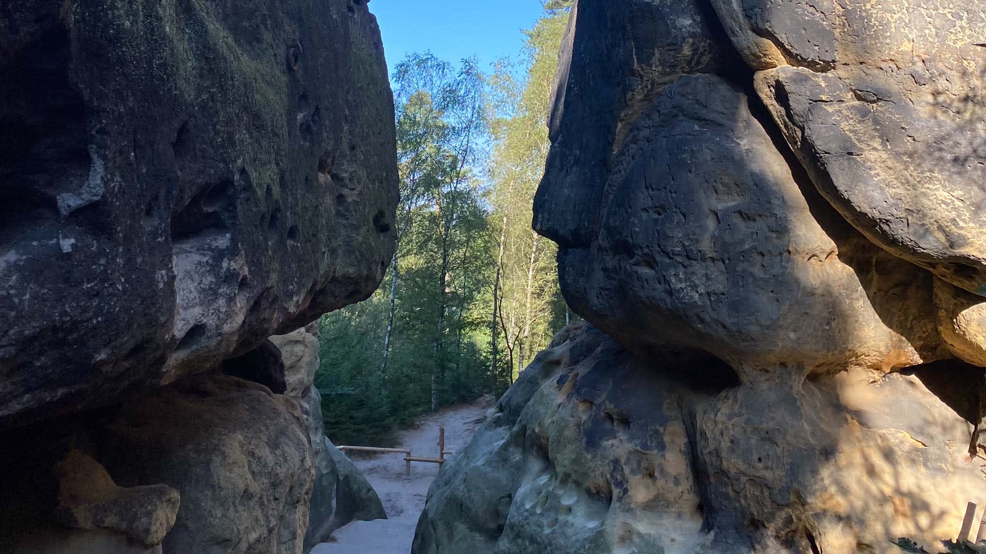 Enger Sandstein-Felsdurchgang im Felslabyrinth Sächsische Schweiz – Bergwanderung durch typische Sandsteinformationen mit Wanderweg
