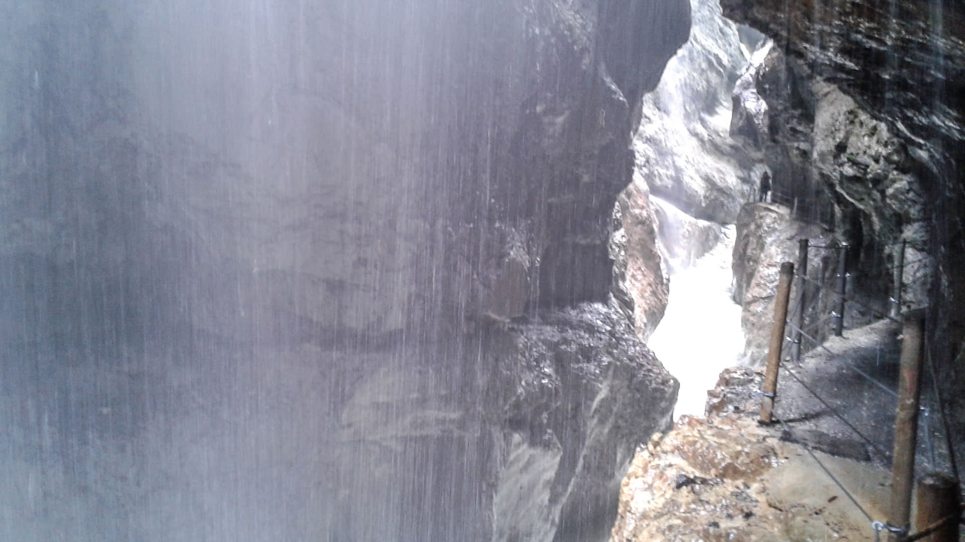 Bergwanderung in der Höllentalklamm im Werdenfelser Land: gesicherter Steig mit Metallseilen entlang nasser Felswände