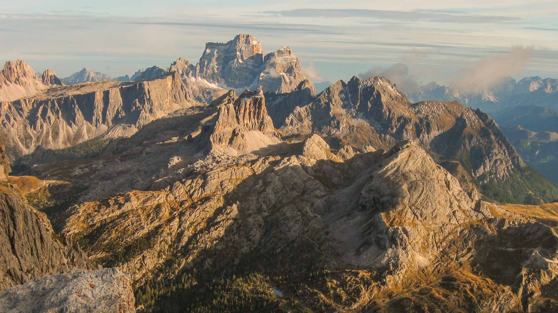 Bergwanderung in der Fanes: Weitblick über zerklüftete Kalkgrate mit turmartiger Felszacke und Hauptgipfel im Hintergrund.