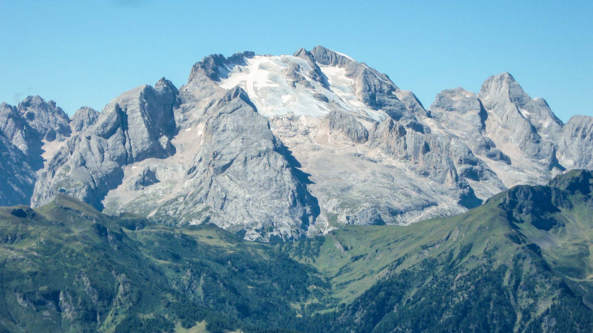 Bergwanderung in den Dolomiten: Panoramablick auf die Marmolada mit Gletscherrest und felsigen Nebengipfeln.