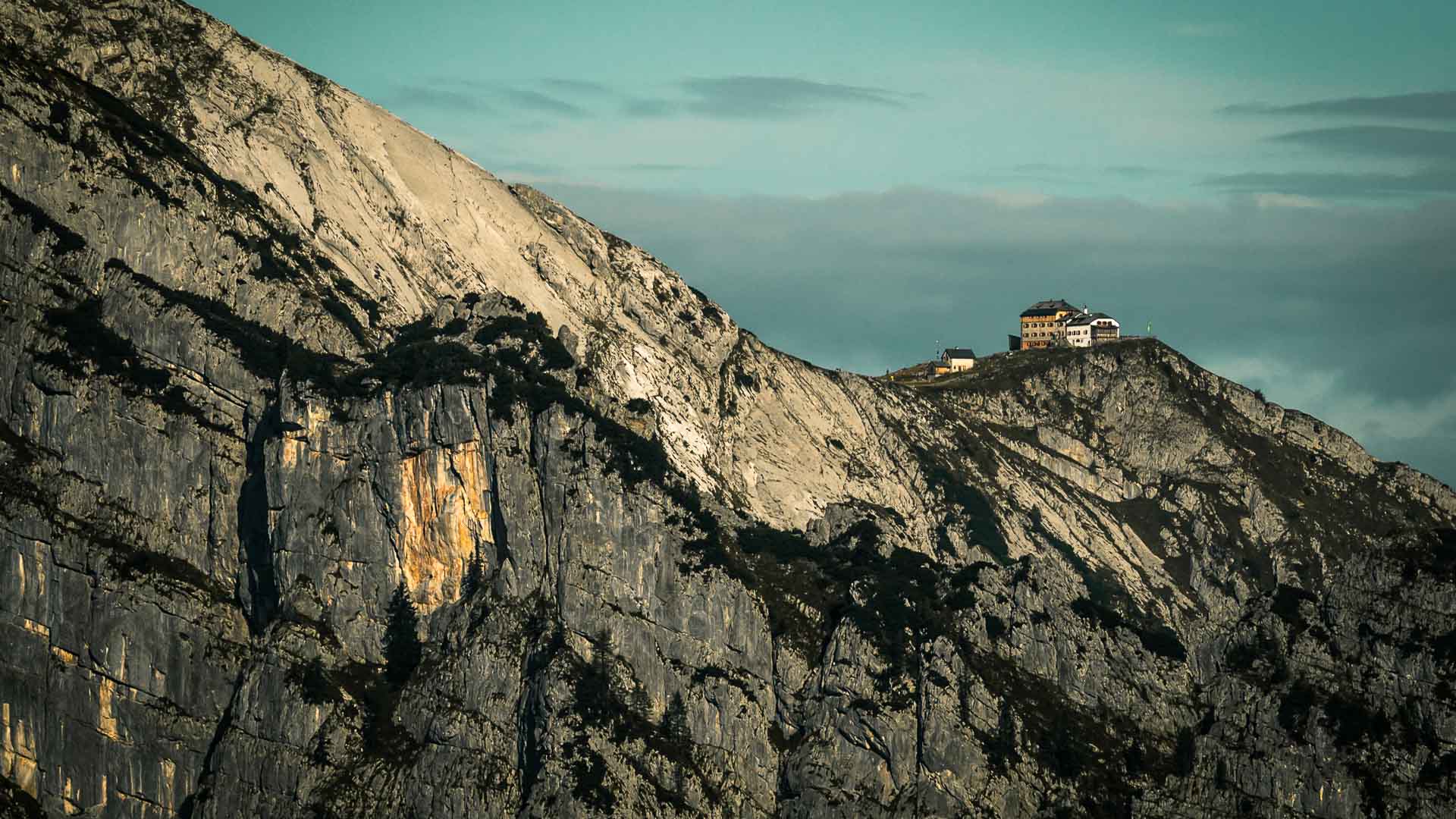 Bergwanderung Königssee: Blick auf das Watzmannhaus am Felsgrat über der Kalkwand, aufgenommen von der Götzenalm im Berchtesgadener