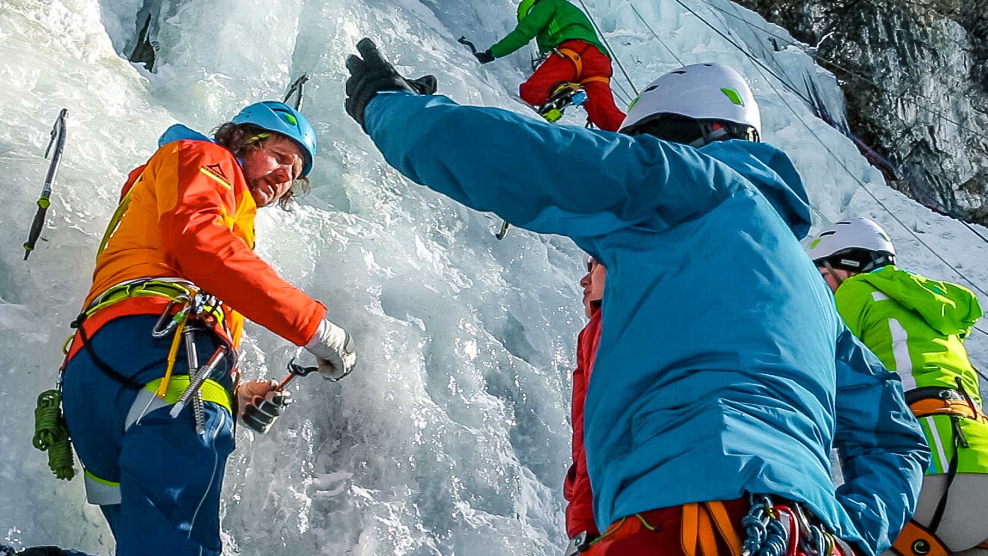 Eisklettern Kurs für Einsteiger und Fortgeschrittene: Gruppe von fünf Personen an senkrechter Eiswand