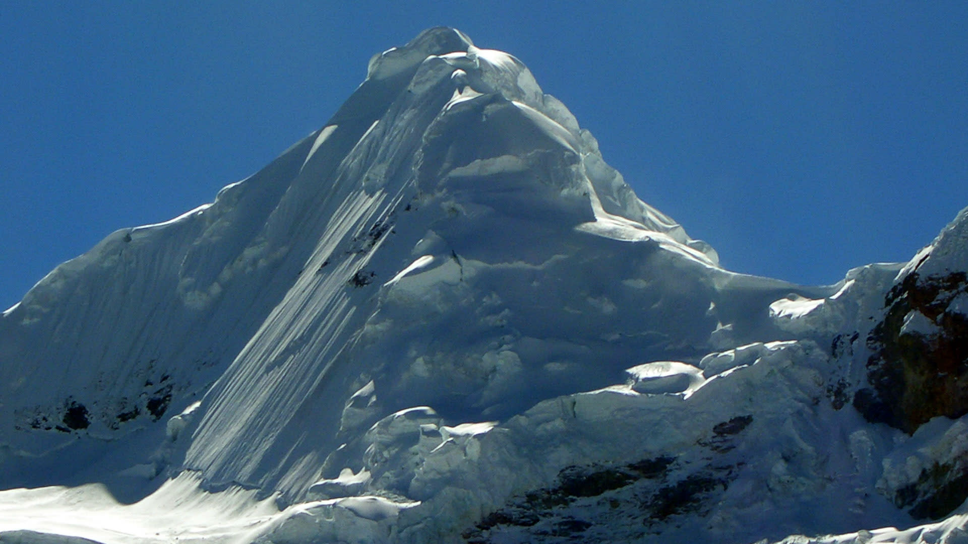 Expedition Tocllaraju: pyramidenförmiger Eisgipfel mit steiler Flanke und Seracs als Akklimatisationstour vor dem Alpamayo.