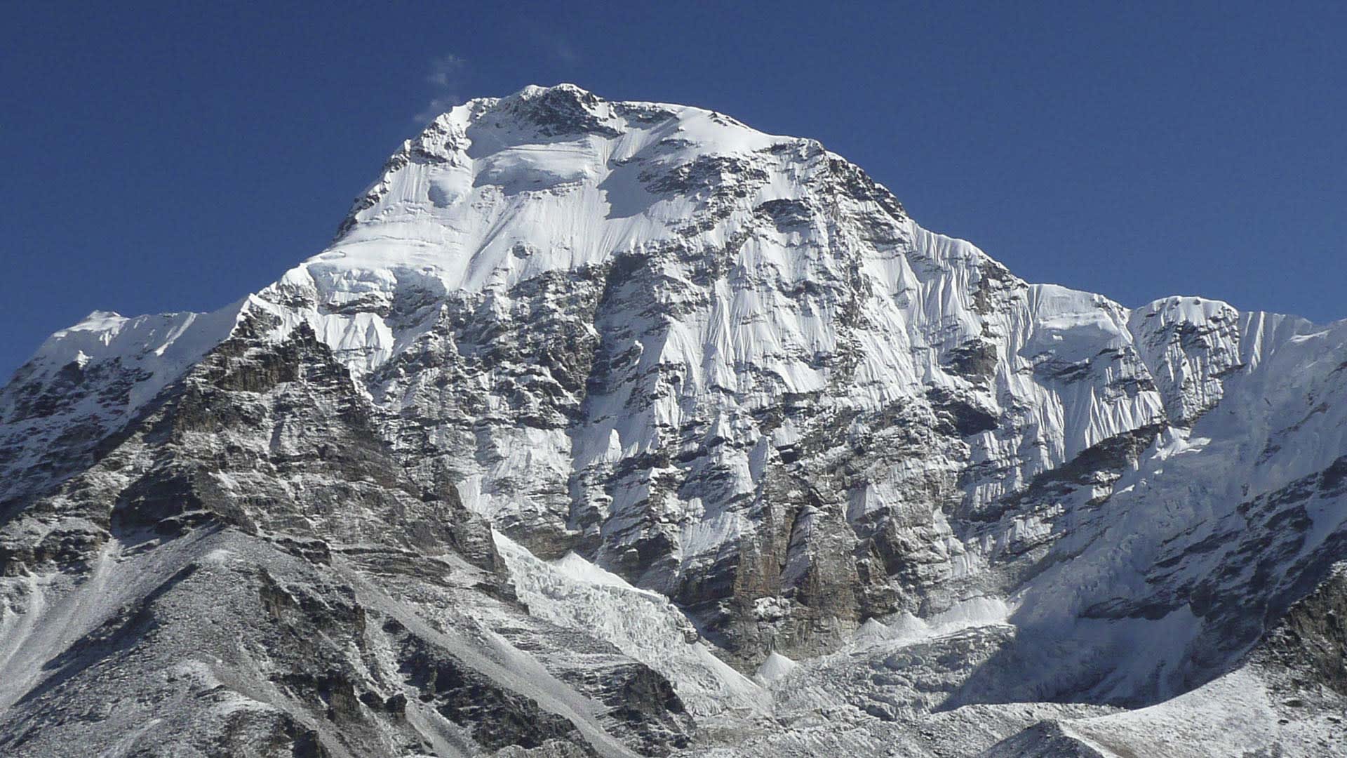 Mera Peak Expedition: Vergletschertes Gipfelmassiv von Tangnang mit Seracs, Eiswänden, Felsbändern und Moränen