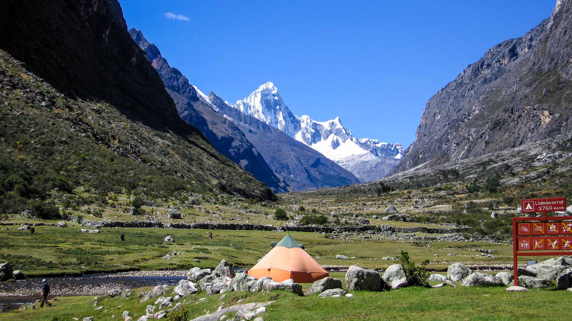 Expedition zum Alpamayo: Zeltlager im Hochtal bei Llamacorral 3760 m mit vergletschertem Gebirgszug im Hintergrund.