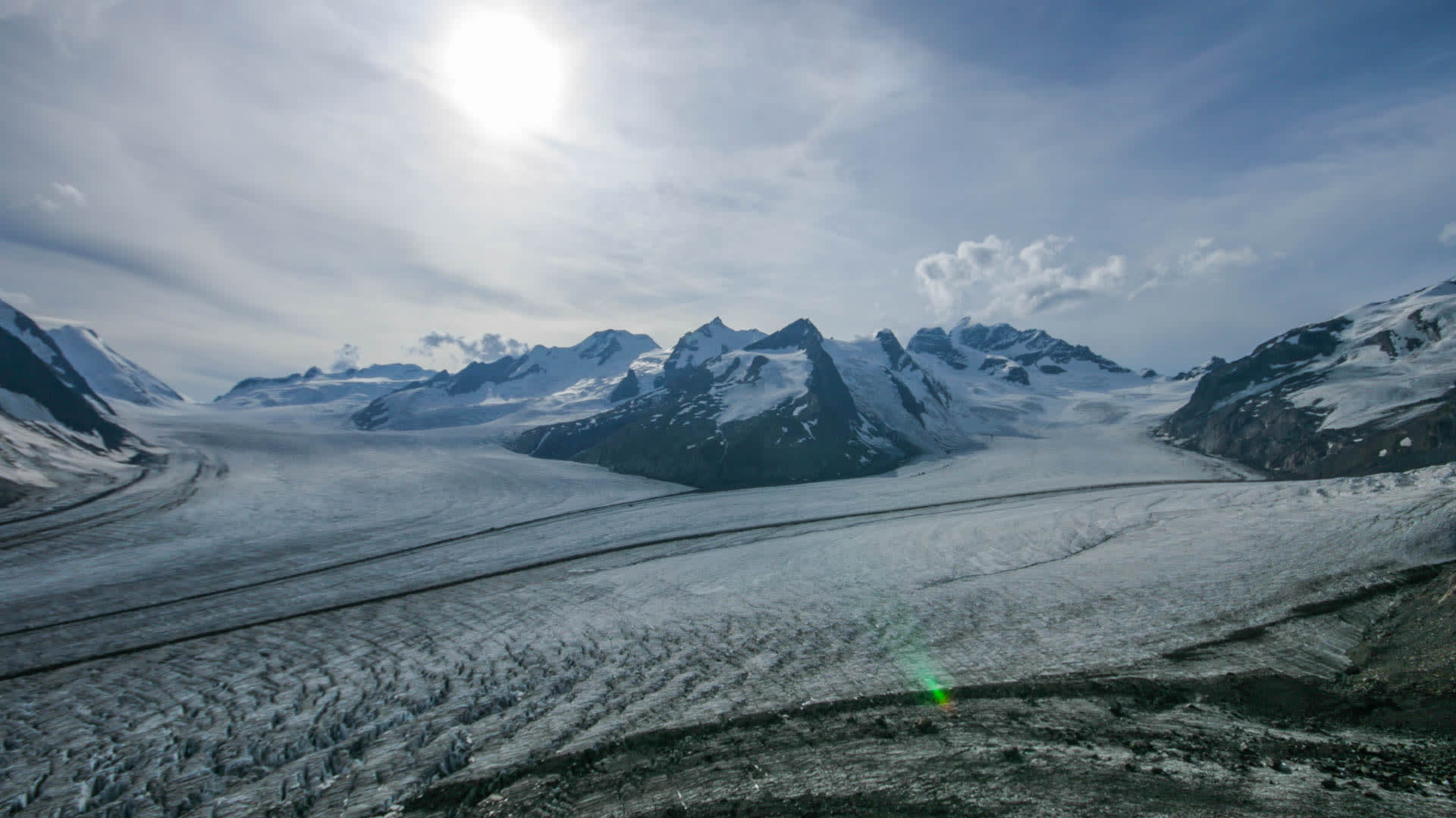 Hochtour auf dem Aletschgletscher: Weitblick auf das breite Eisfeld mit zwei parallelen Mittelmoränen und Hochgebirgskette