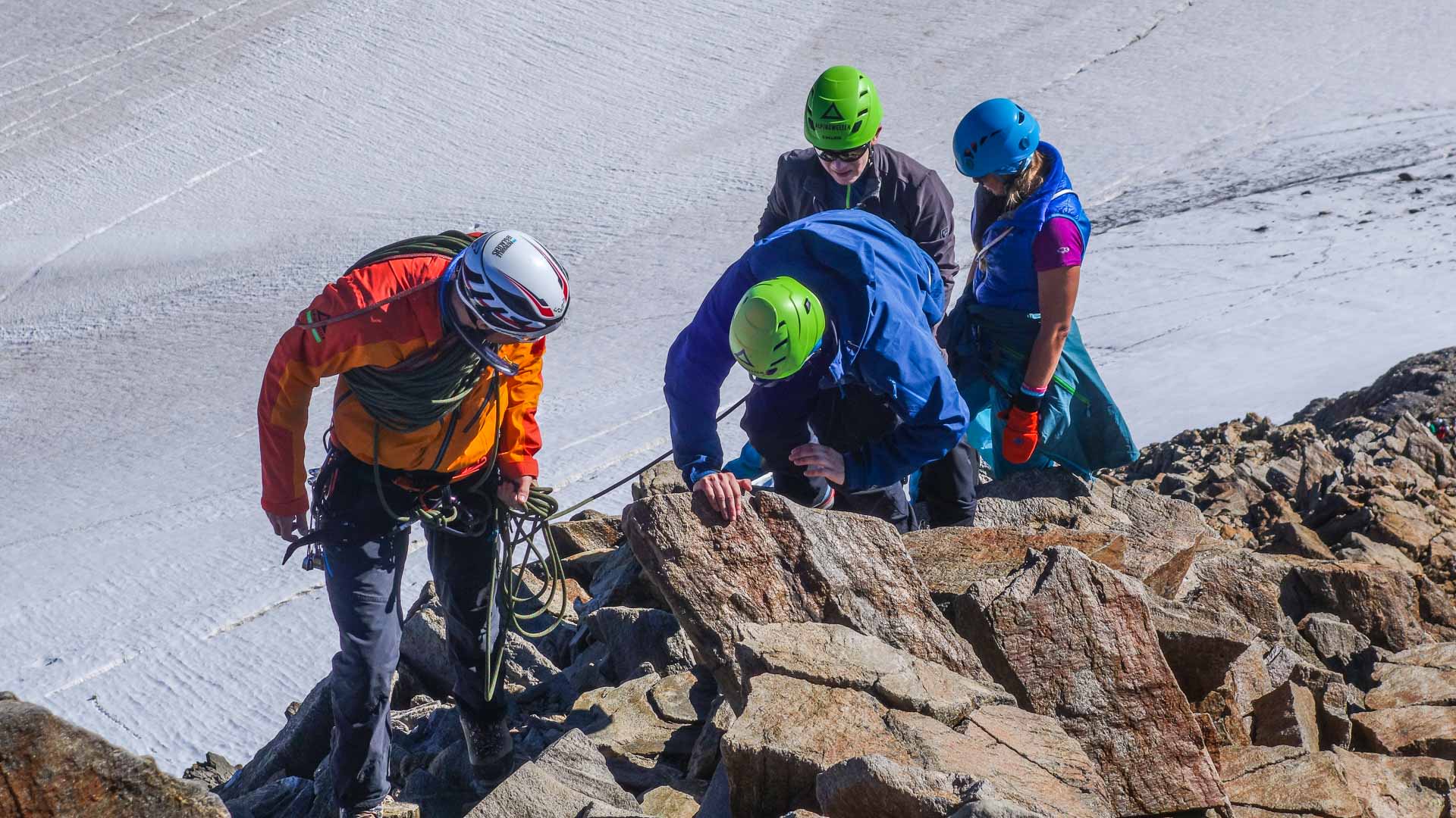 Hochtour Ötztaler Alpen: vier Bergsteiger auf einem Felsgrad mit Gletscher im Hintergrund.