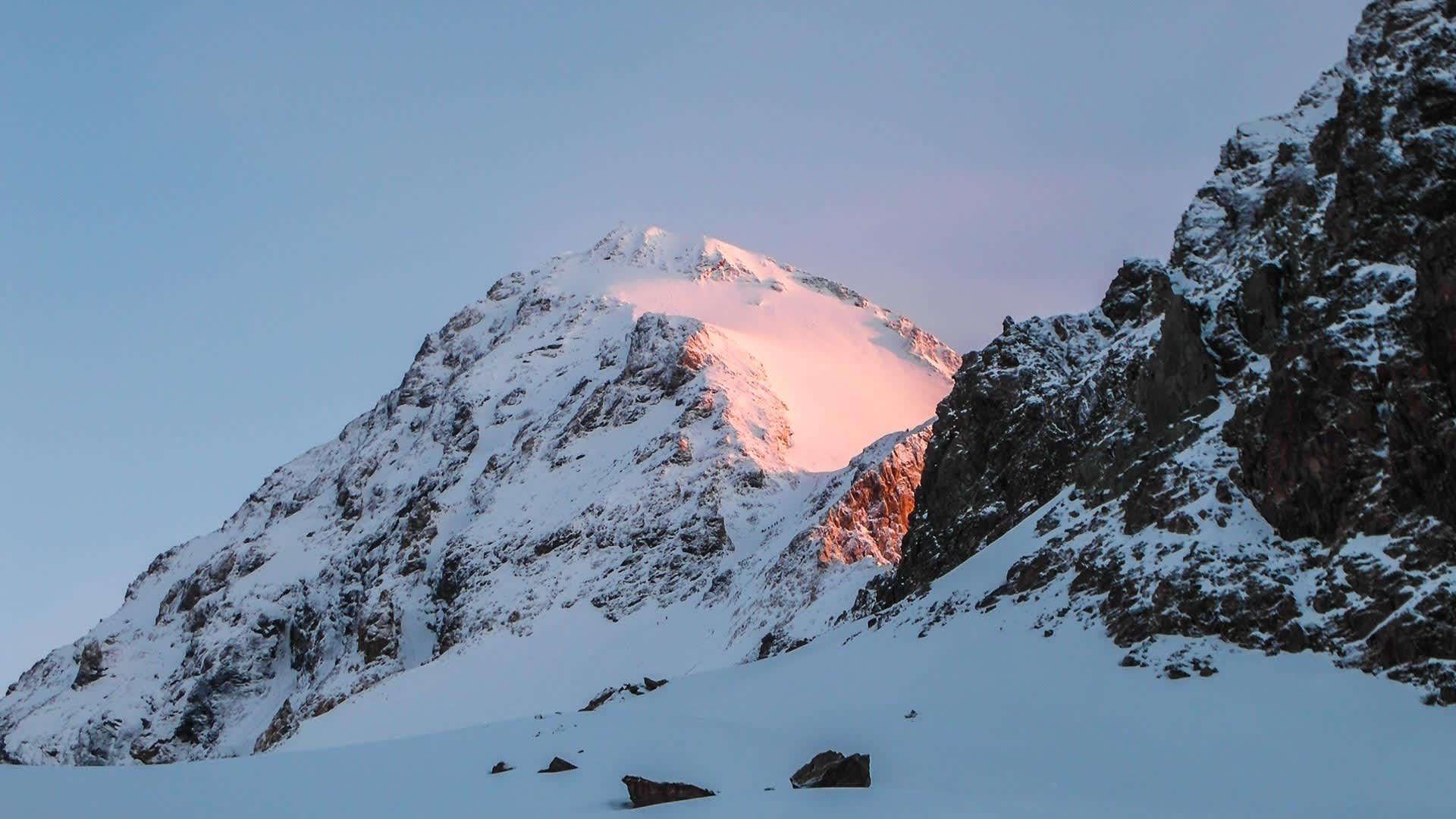 Hochtour auf den Ortler: pyramidenförmiger Gipfel mit Eis- und Schneekappe im Morgen- oder Abendlicht des Ortlergebiets.