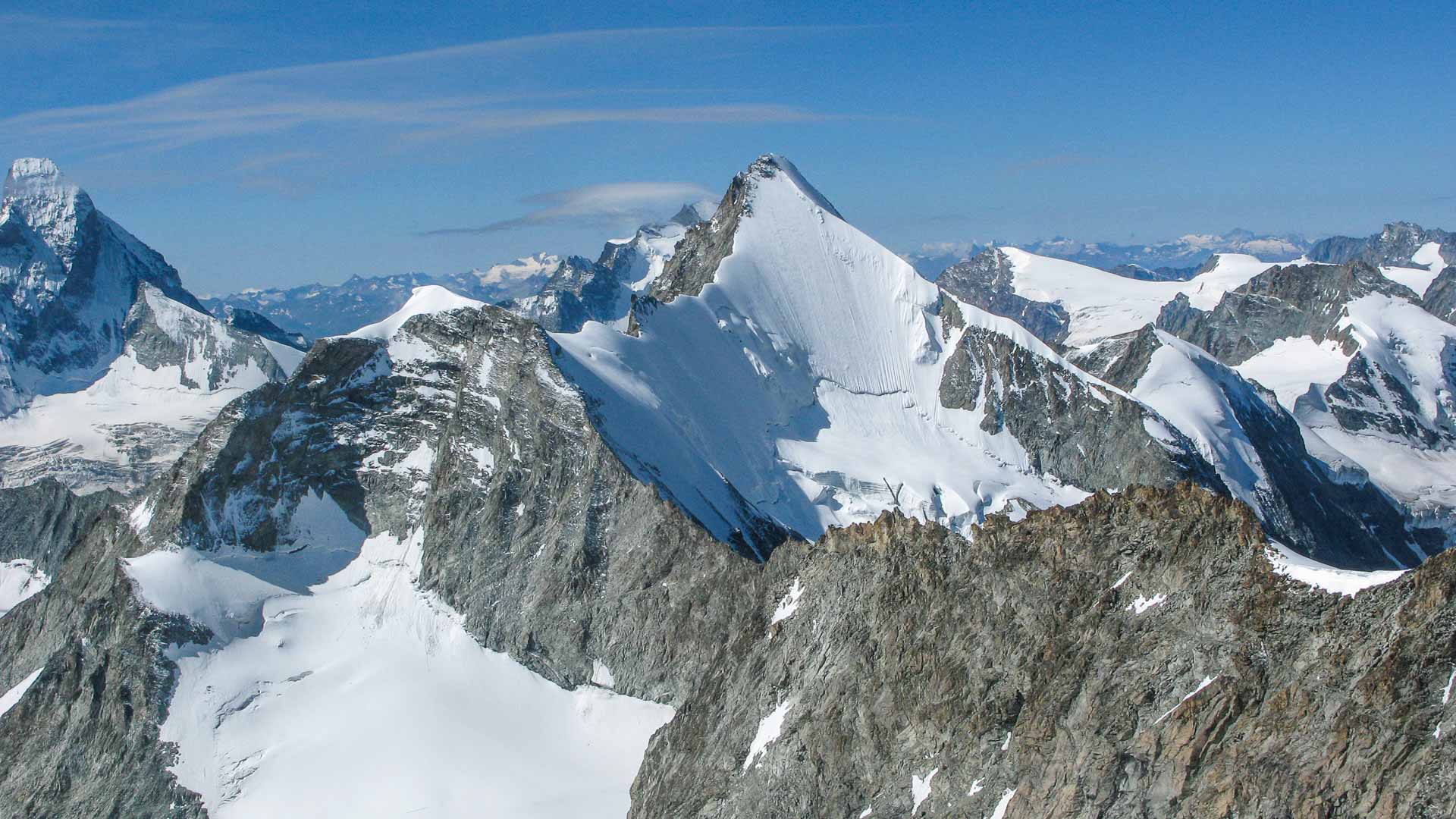 Panorama vom Felsgrad auf den pyramidenförmigen Obergabelhorn mit Schnee- und Gletscherflanken in den Walliser Alpen.