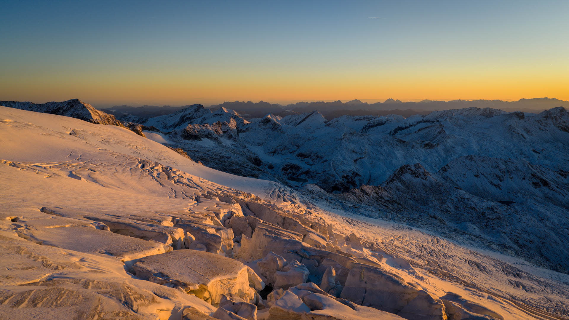 Hochtour am Gletscher der Neuen Prager Hütte im Großvenediger: zerklüfteter Eisbruch mit Gletscherspalten