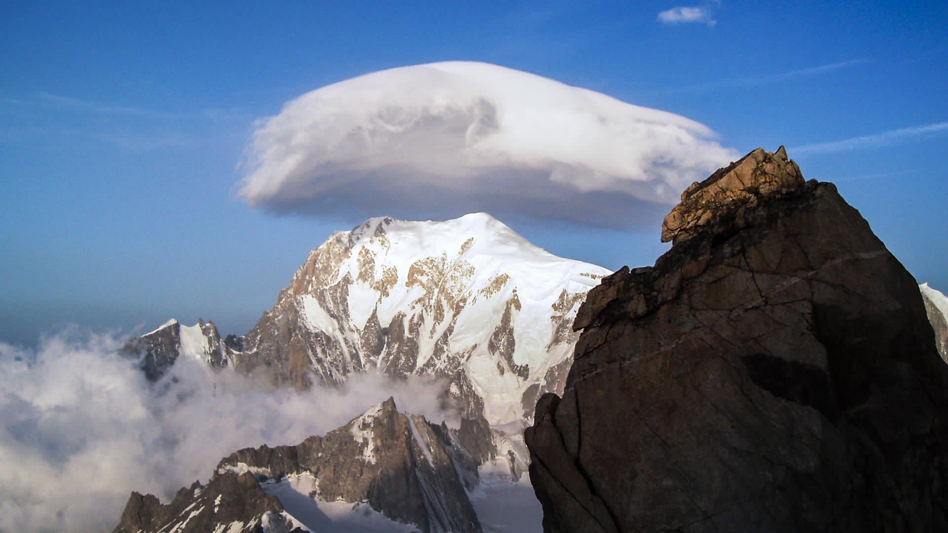 Hochtour am Rochefortgrat mit Blick auf den vergletscherten Mont Blanc und lentikulare Wolke.