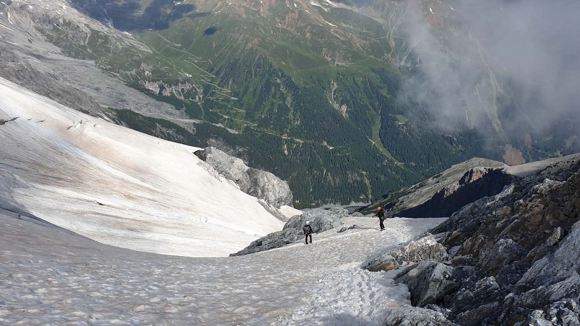 Hochtour am Ortler-Normalweg: zwei Bergsteiger steigen über Firnhang und Schnee-Fels-Übergang auf.