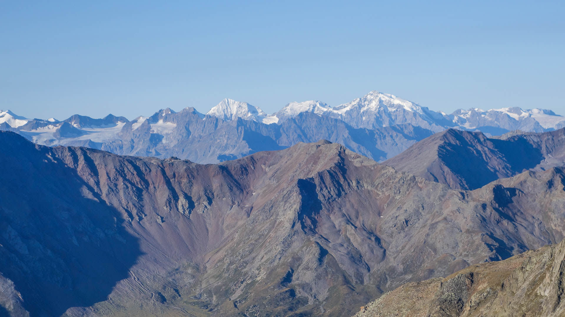 Similaun Hochtour im Ötztal: Weitwinkelpanorama mit felsigen Graten, Gletscherfeldern und schneebedeckten Hochgebirgsgipfeln