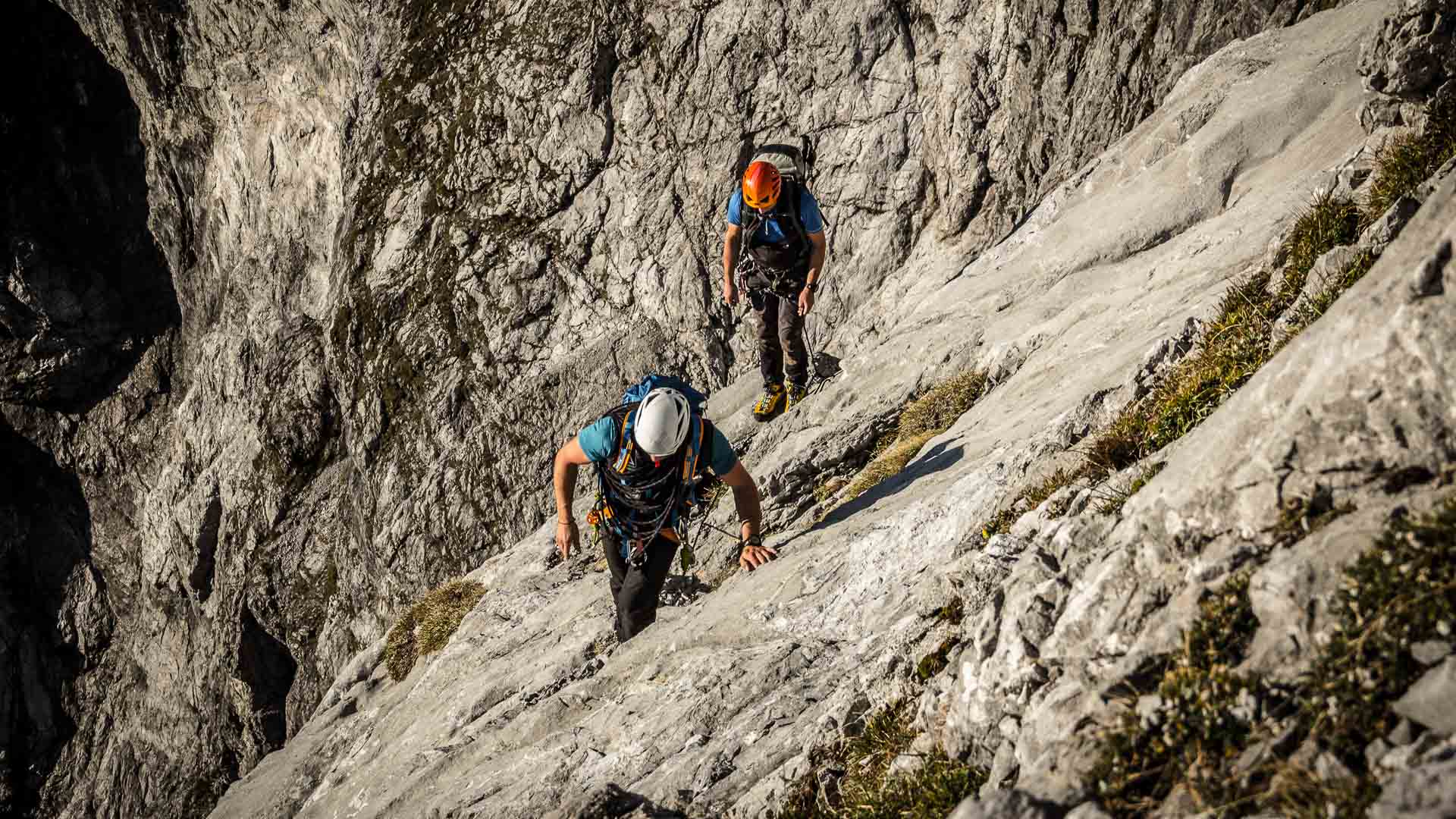 Klettern in der Watzmann Ostwand: zwei Kletterer steigen die steile Kalkplatte aus der Rame zur Gipfelschlucht auf.