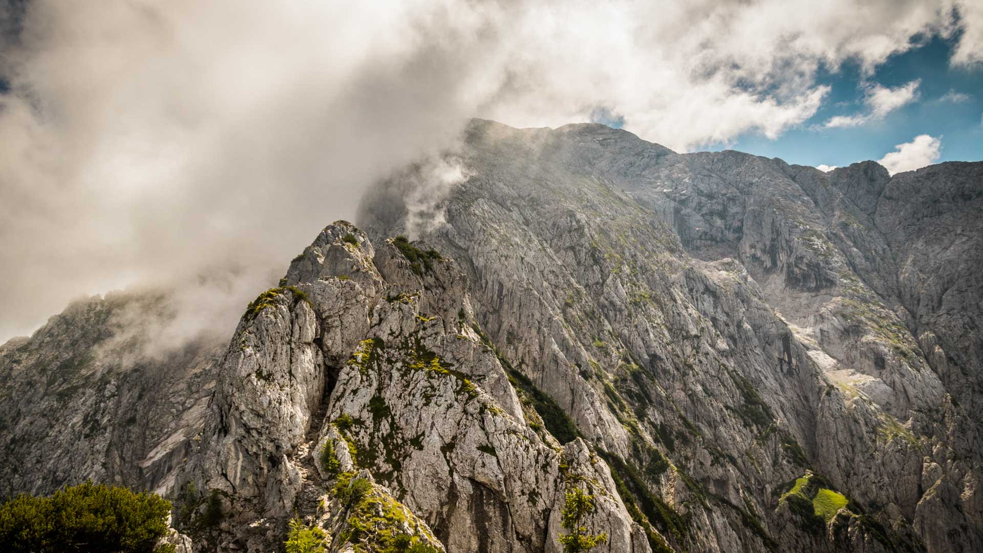 Klettern am Hohen Göll: steile Kalkfelswand mit zerklüftetem Felsgrat in den Berchtesgadener Alpen.