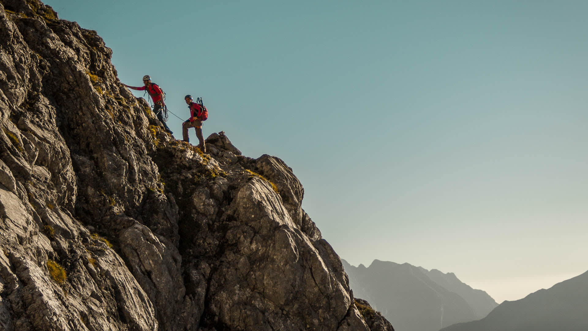 Klettern in der Watzmann Ostwand: zwei Kletterer am Seil steigen einen grauen Kalkgrat auf.