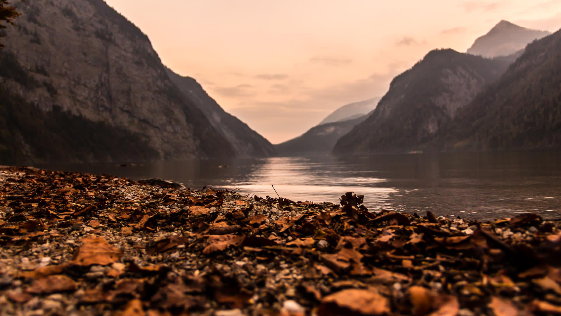 Herbstlicher Gebirgssee beim Ostwandlager, Ausgangspunkt zum Klettern in der Watzmann Ostwand Durchsteigung mit Bergführer.