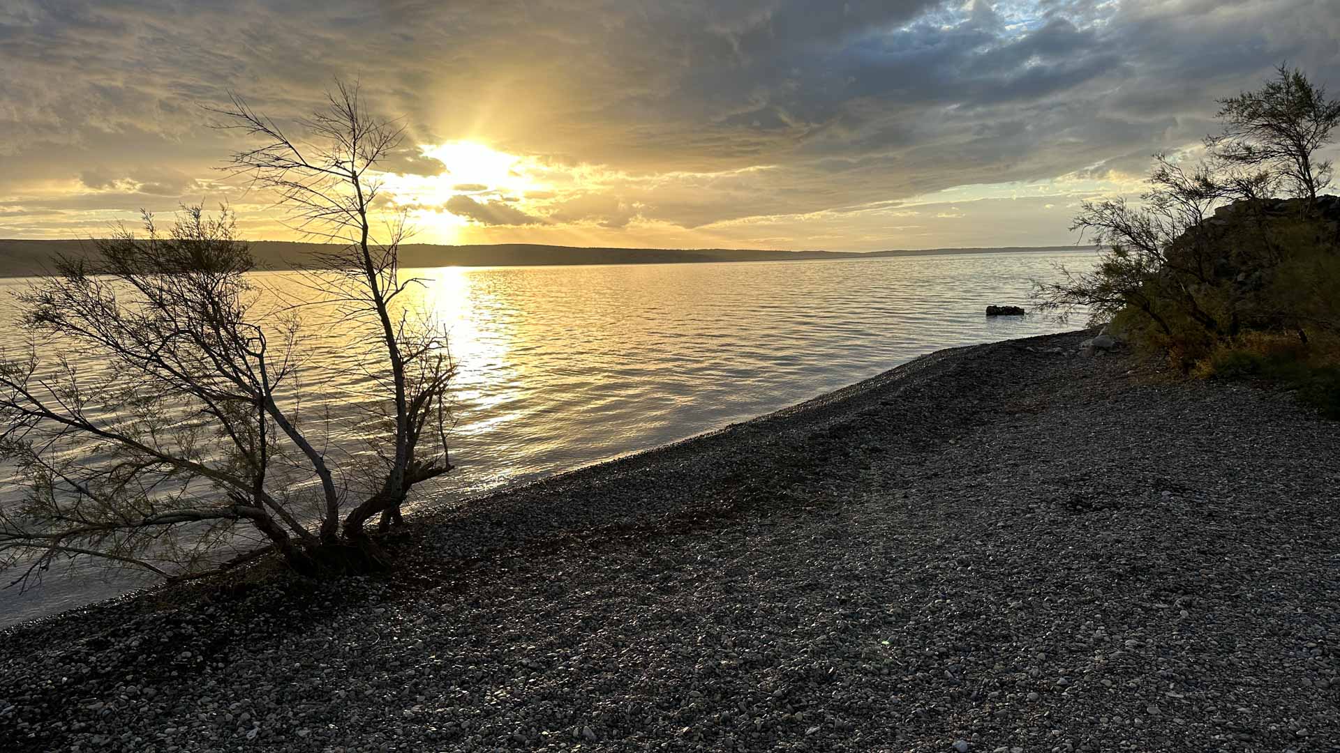 Goldener Sonnenuntergang über ruhigem Gewässer nahe Paklenica in Kroatien – Naturkulisse beim Klettern im Nationalpark.