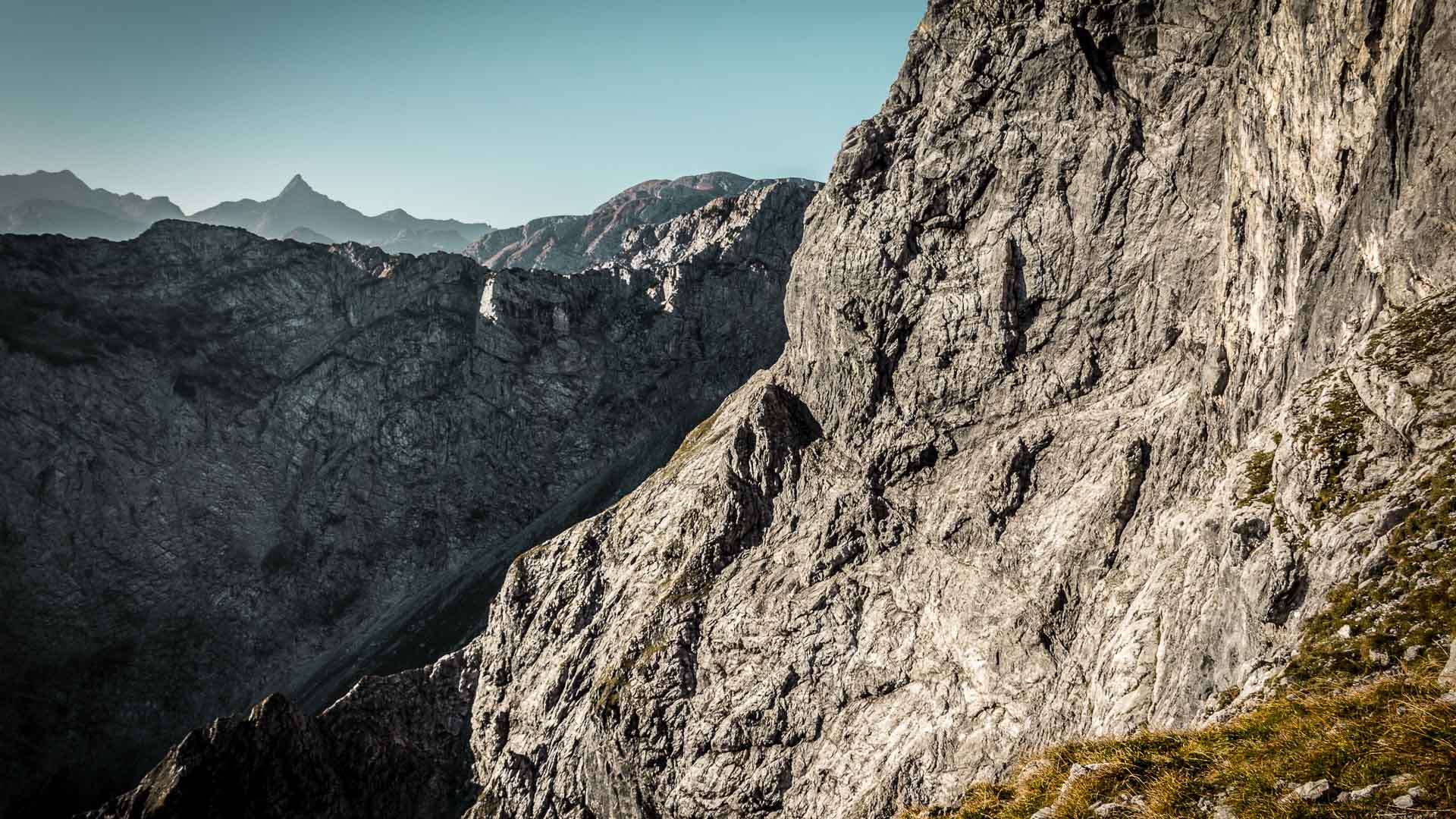 Klettern in der Watzmann Ostwand: Blick auf die Schönfeldspitze über ein tief eingeschnittenes Kar.