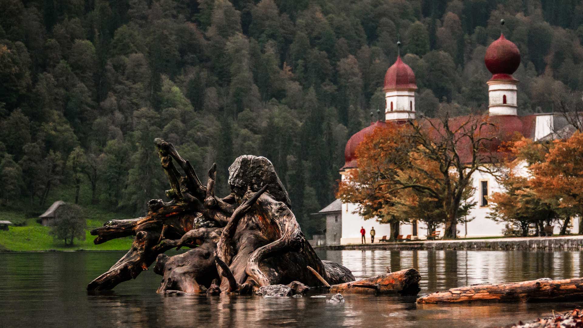 Barockkirche St. Bartholomä am Ostwandlager, Ausgangspunkt für das Klettern in der Watzmann Ostwand, im Herbst mit Treibholz