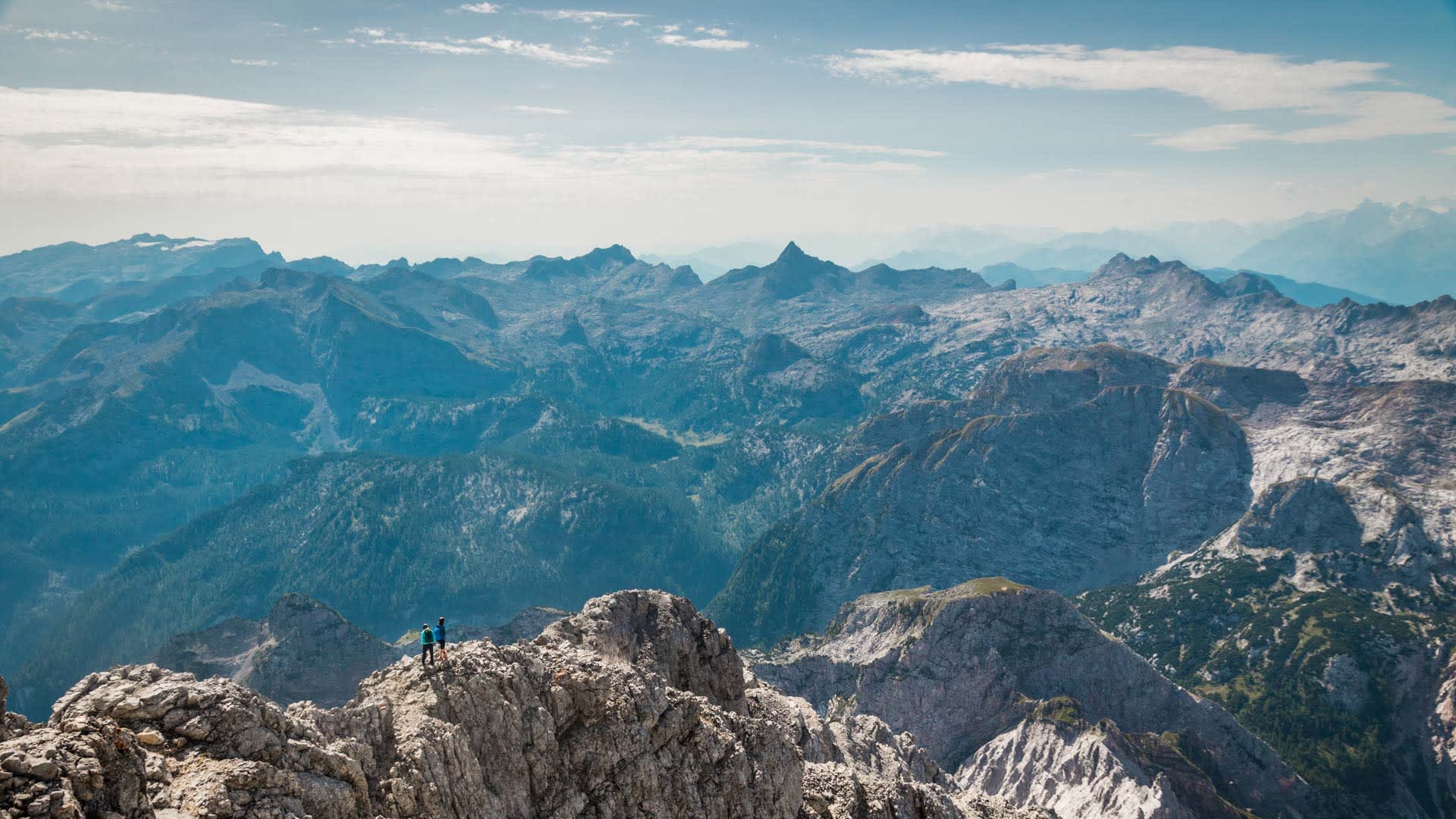 Zwei Kletterer stehen auf dem zackigen Felsrücken am Watzmann und blicken zur Schönfeldspitze im Steinernen Meer
