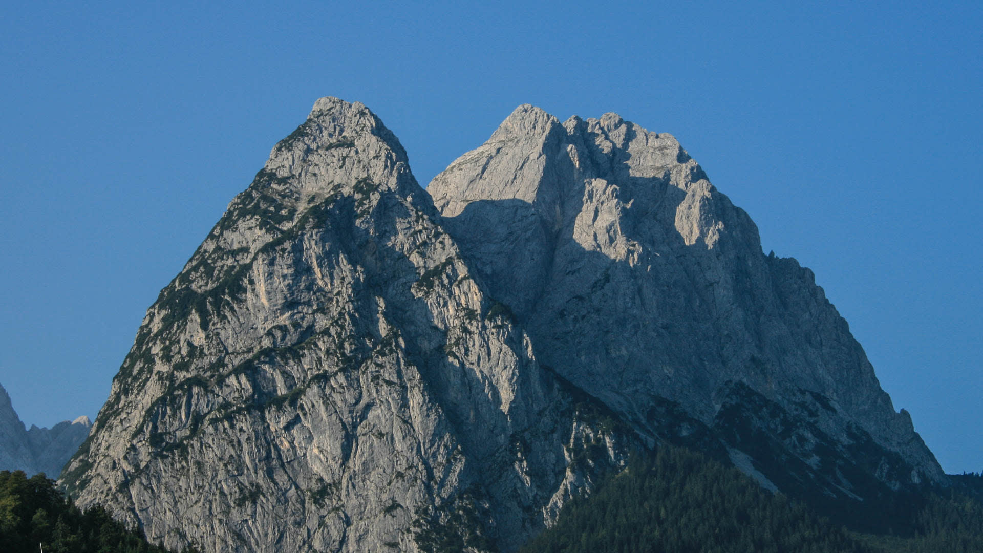 Kletterberg Waxenstein im Wettersteingebirge: zwei markante Kalksteingipfel mit steilem Fels, verbunden durch einen Sattel