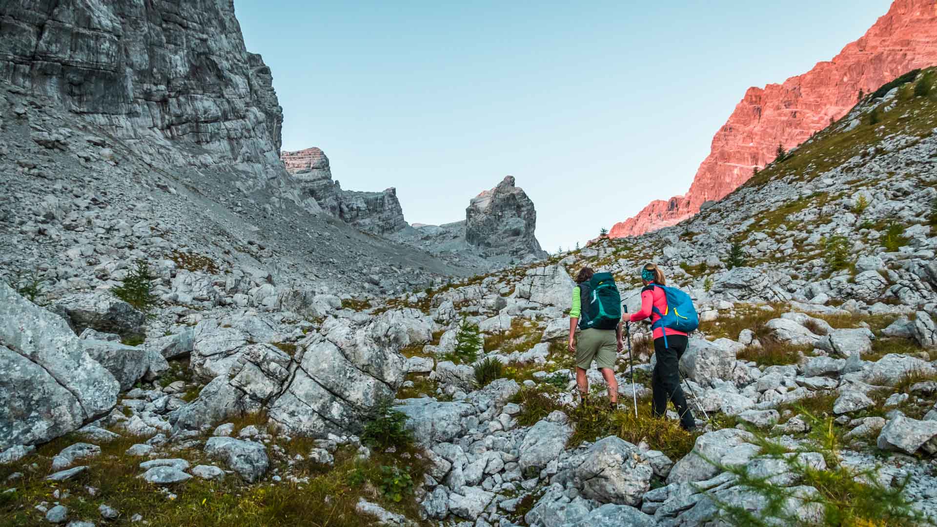 Zwei Kletterer steigen durch blockreiches Kalksteingelände im Watzmann-Kar zur Wiederroute auf.