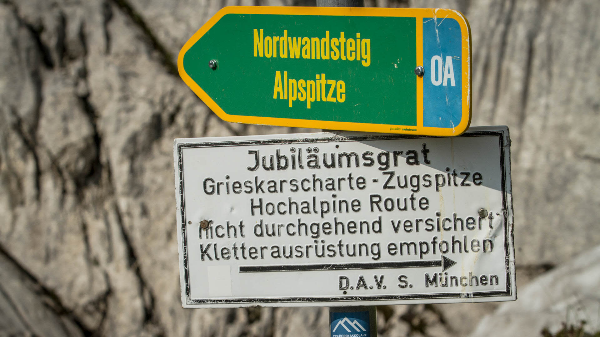 Wegweiserschild am Klettersteig Alpspitze: Nordwandsteig und Jubiläumsgrat zur Zugspitze über die Grieskarscharte