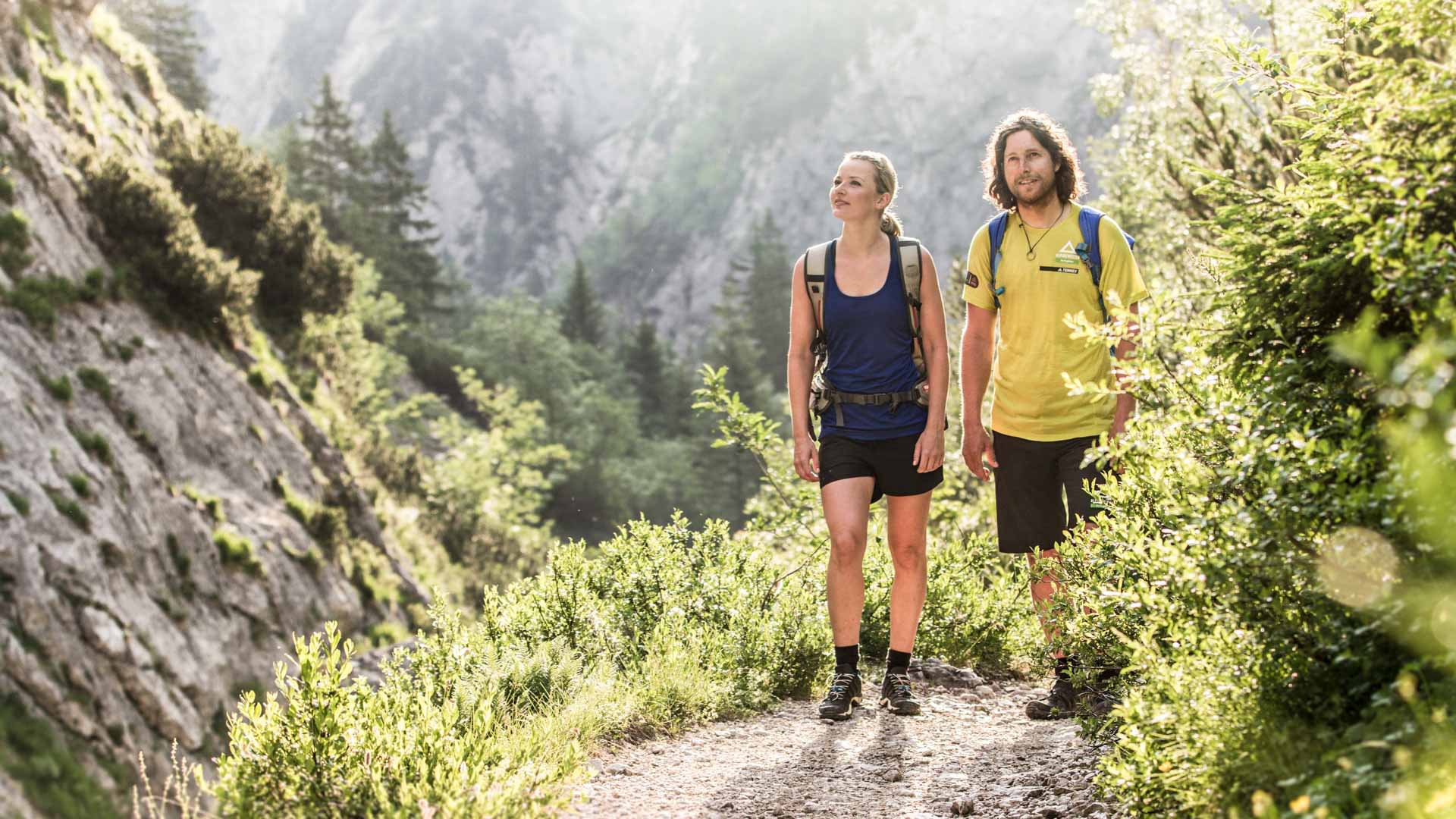 Zwei Klettersteiggeher wandern auf dem Bergpfad zur Höllentalangerhütte im Höllental bei der Zugspitze.