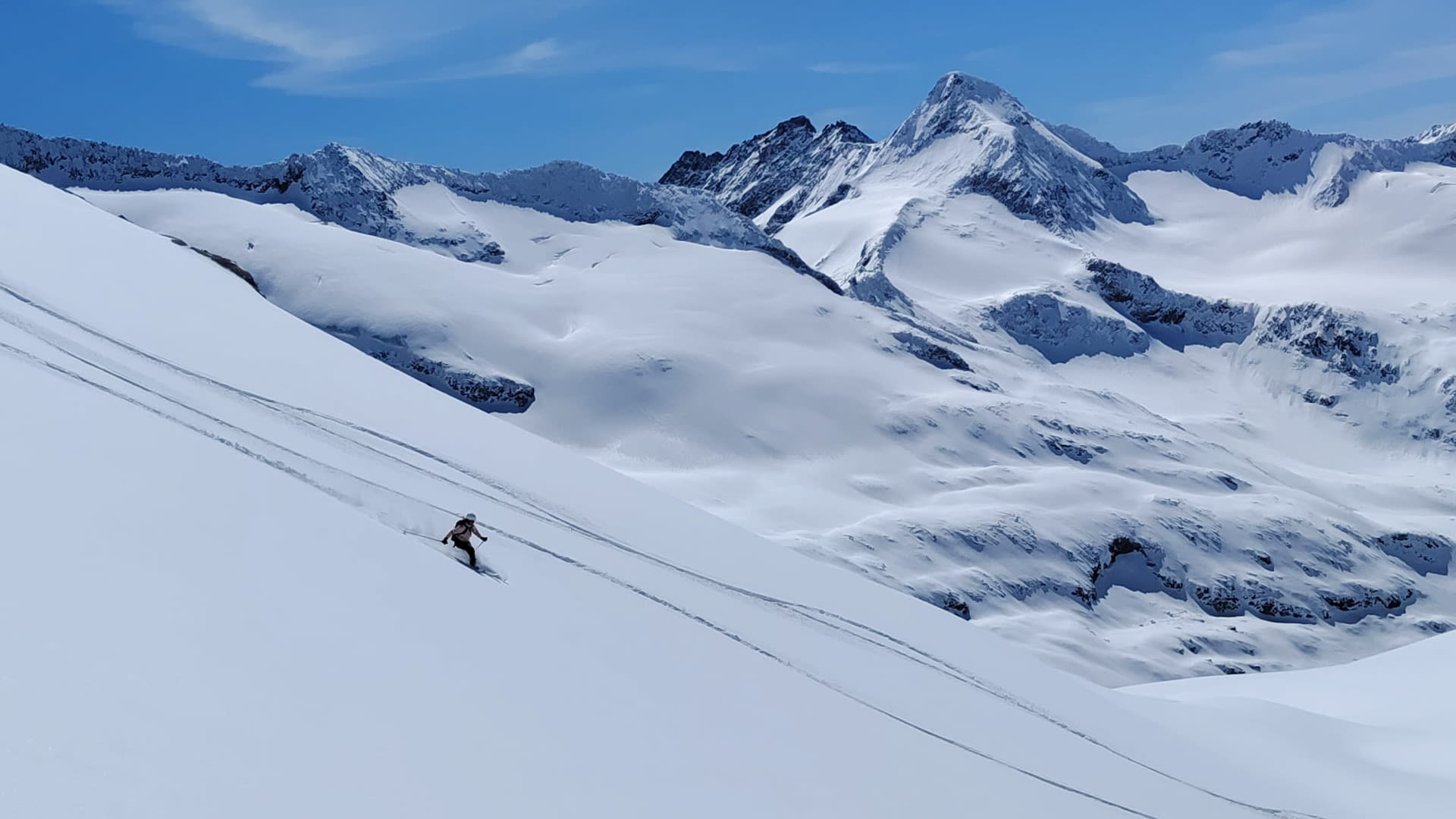 Skitouren-Abfahrt am Venediger mit dem Großen Geiger im Hintergrund – schneebedecktes Gletscherplateau der Hohen Tauern im Winter.