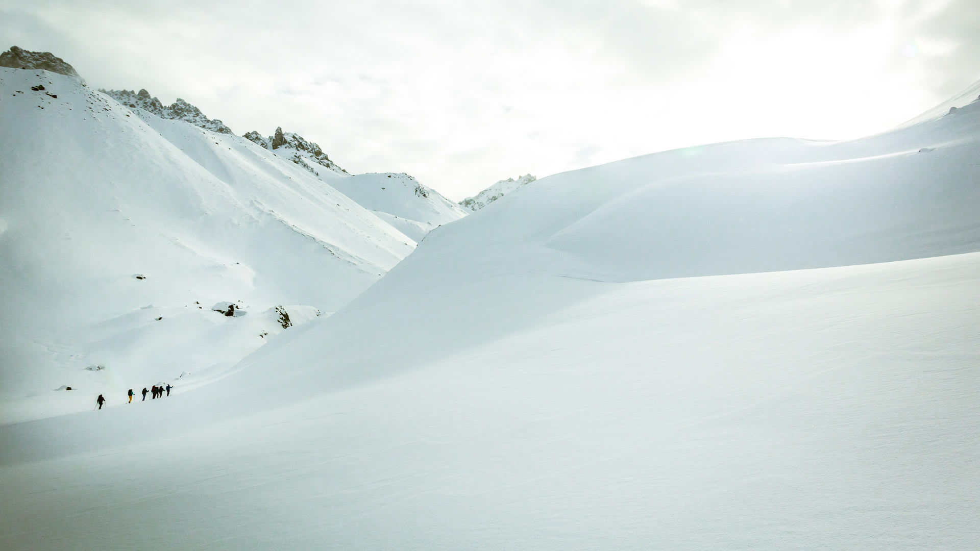 Skitourengruppe steigt in Einerspur durch Tiefschnee auf – Skitourenkurs an der Jamtalhütte in der Silvretta