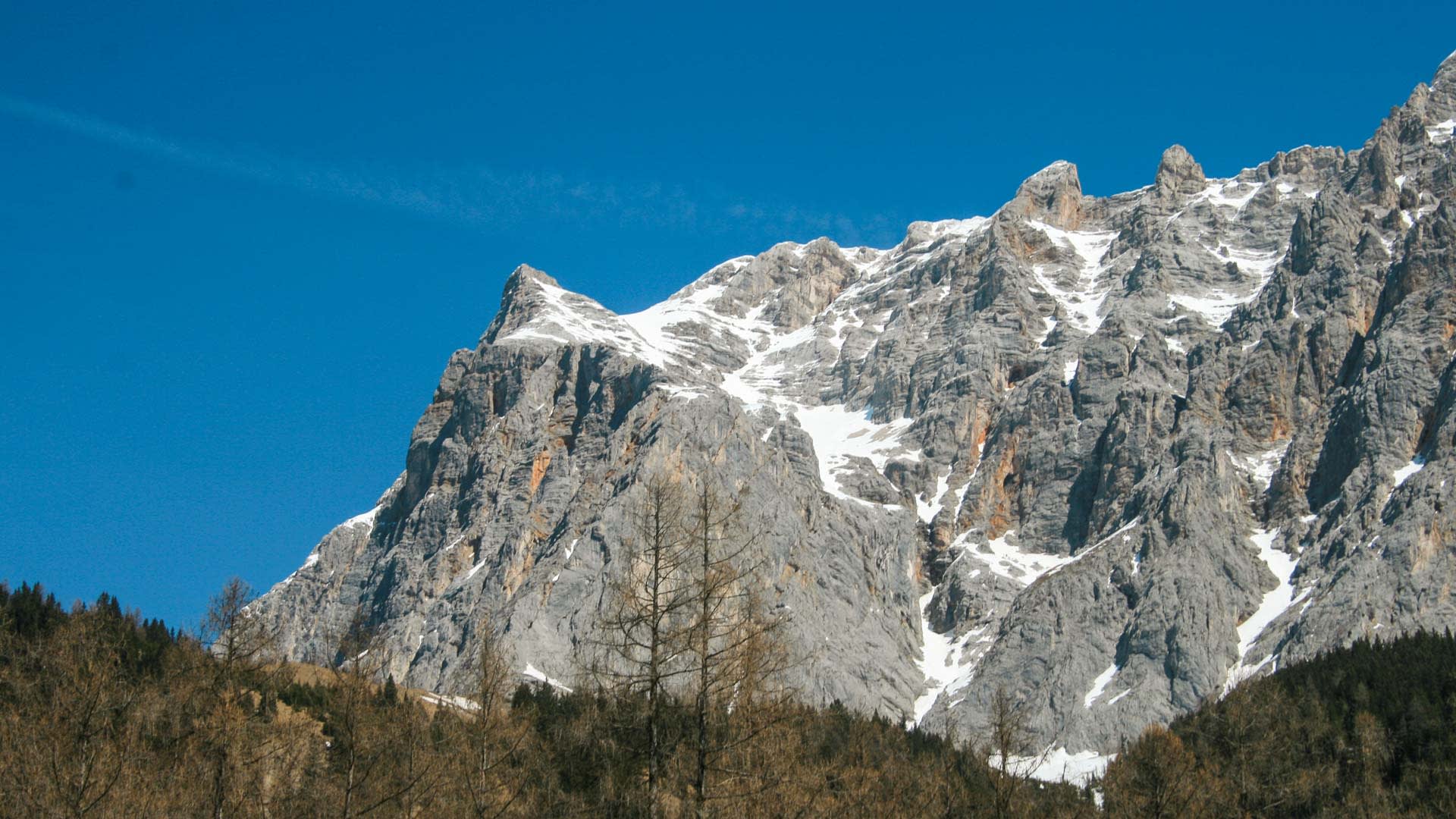 Skitour Neue Welt: Kalkfelswand mit schneebedeckten Rinnen und Gipfelzacken im Wettersteingebirge.