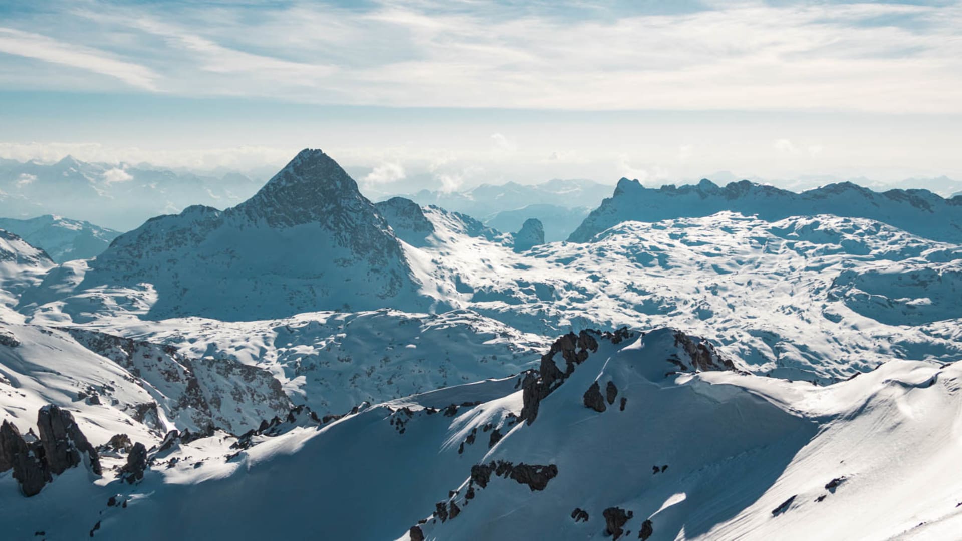 Skitour auf der Großen Reibe: Weitwinkelpanorama vom Funtenseetauern über verschneite Gipfel, gezackte Felsformationen