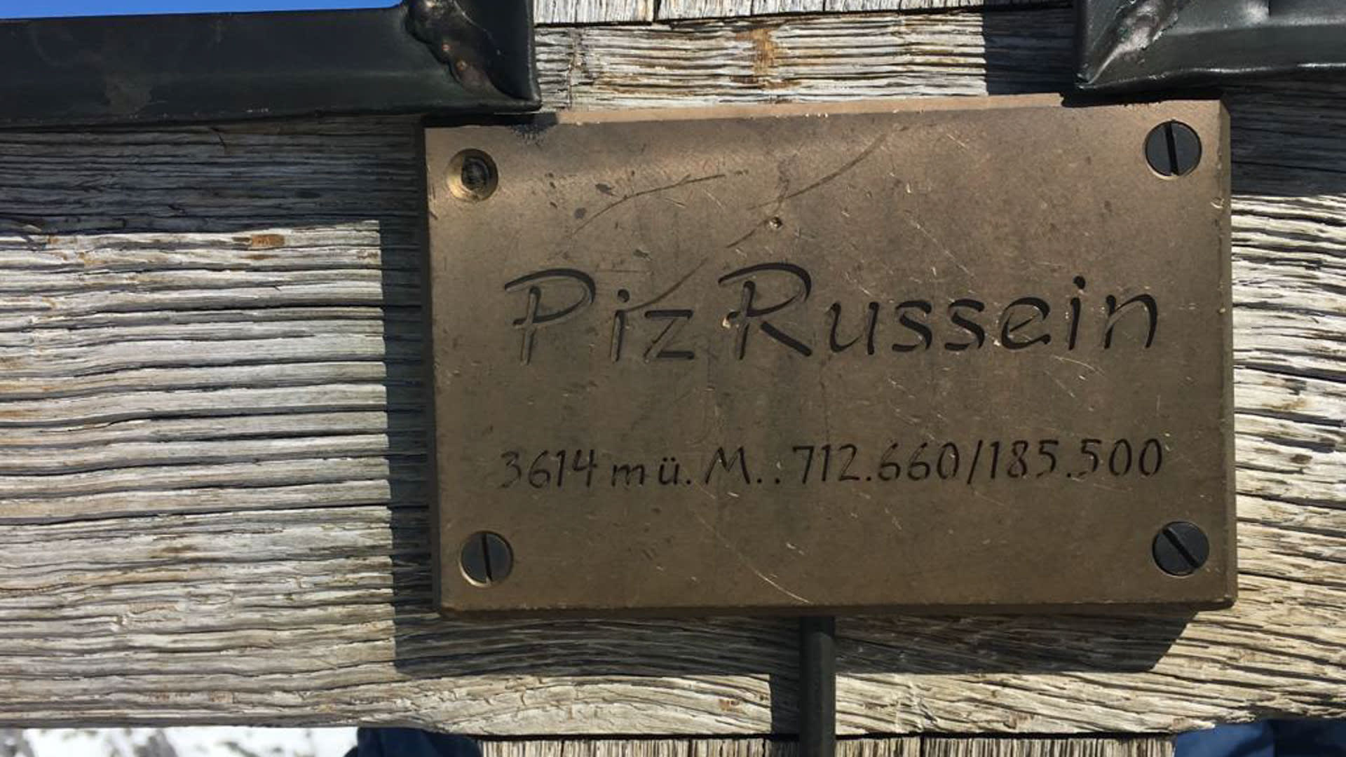 Skitour Tödi: Metallplakette am Gipfelkreuz Piz Russein mit Höhenangabe 3614 m ü. M. in den Glarner Alpen.