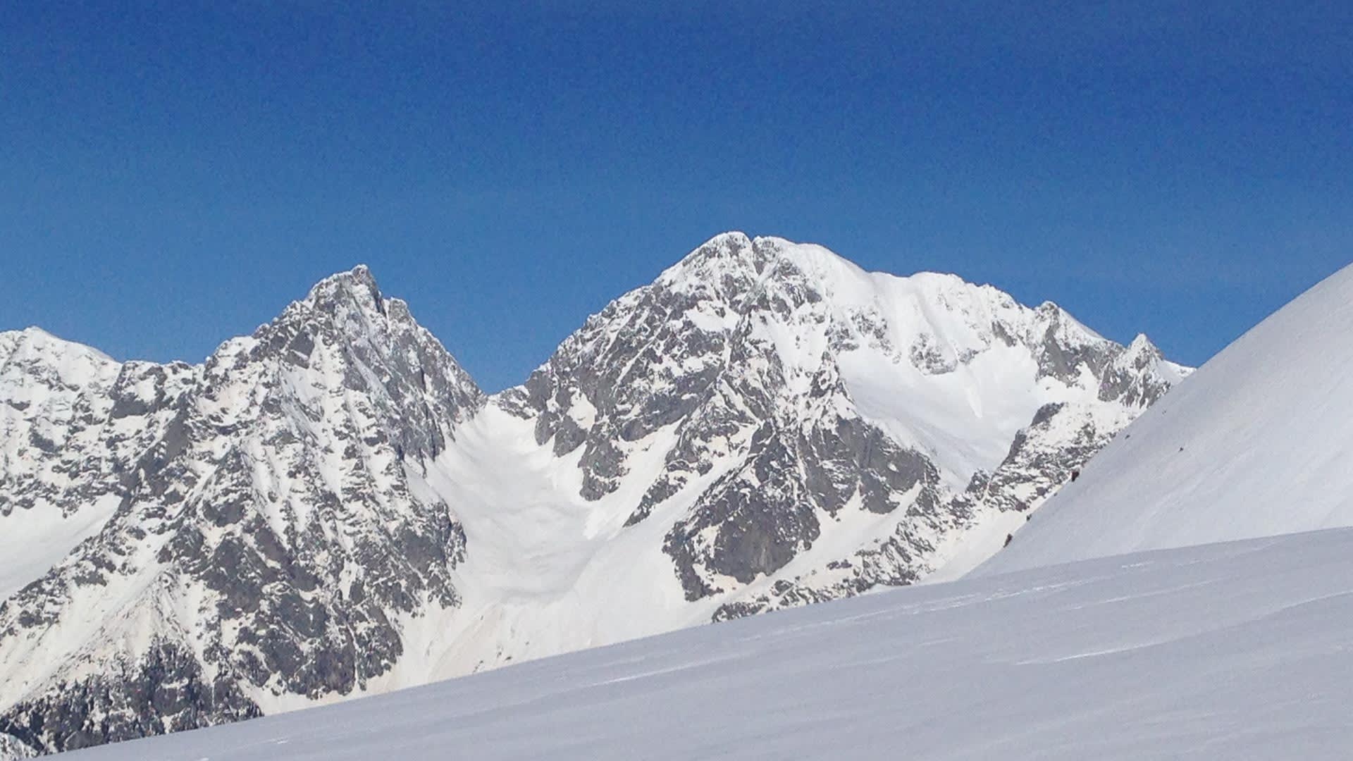 Skitour am Staller Sattel in Osttirol: weitläufiges Hochplateau mit markanten Felsgipfeln und vollständiger Schneebedeckung