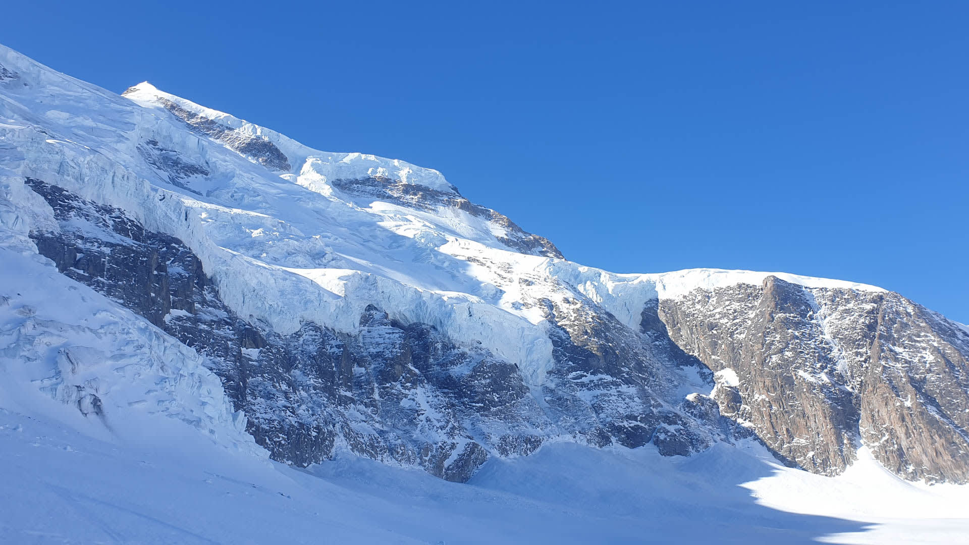 Skitour Grand Combin: Gletscherplateau vor dem Eisbruch des Massivs bei der Cabane de Panossière im Winter.