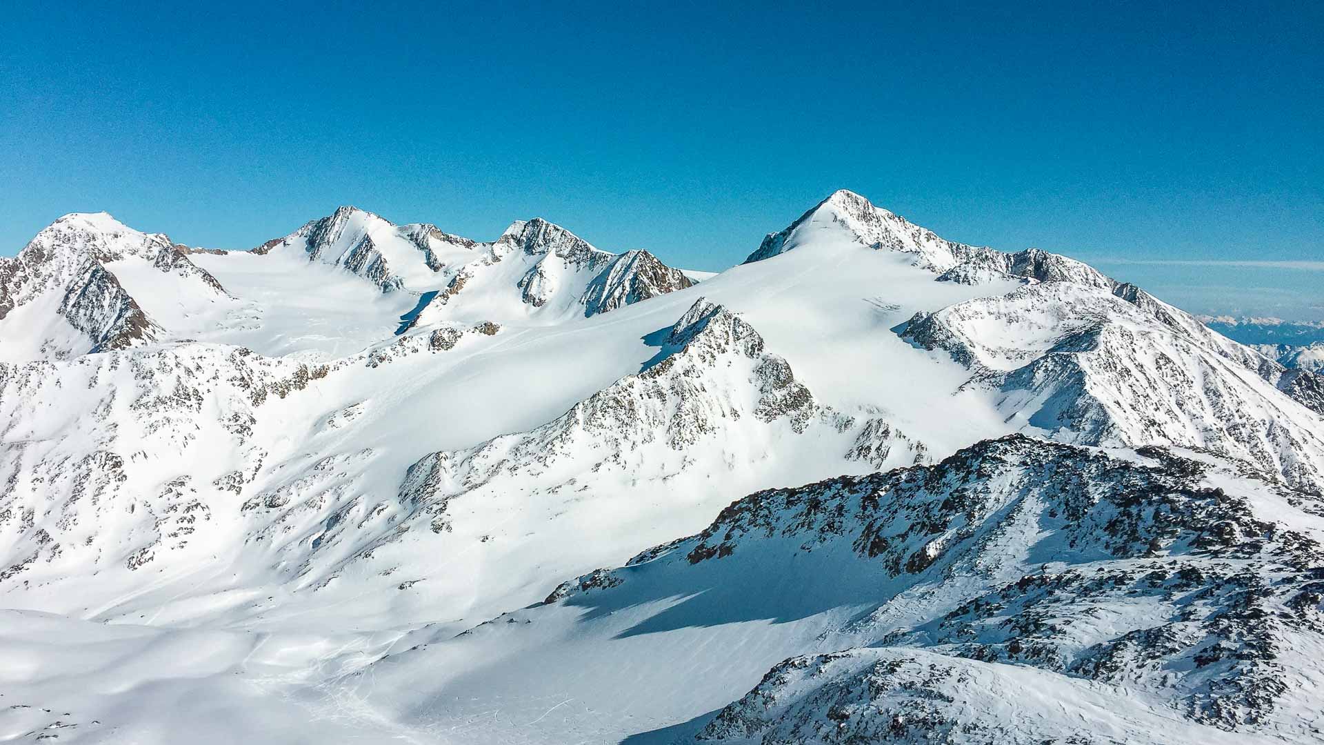 Skitour in den Ötztaler Alpen: Weitwinkelpanorama mit Gletscherflächen, Schneeplateau und mehreren Hochgipfeln.