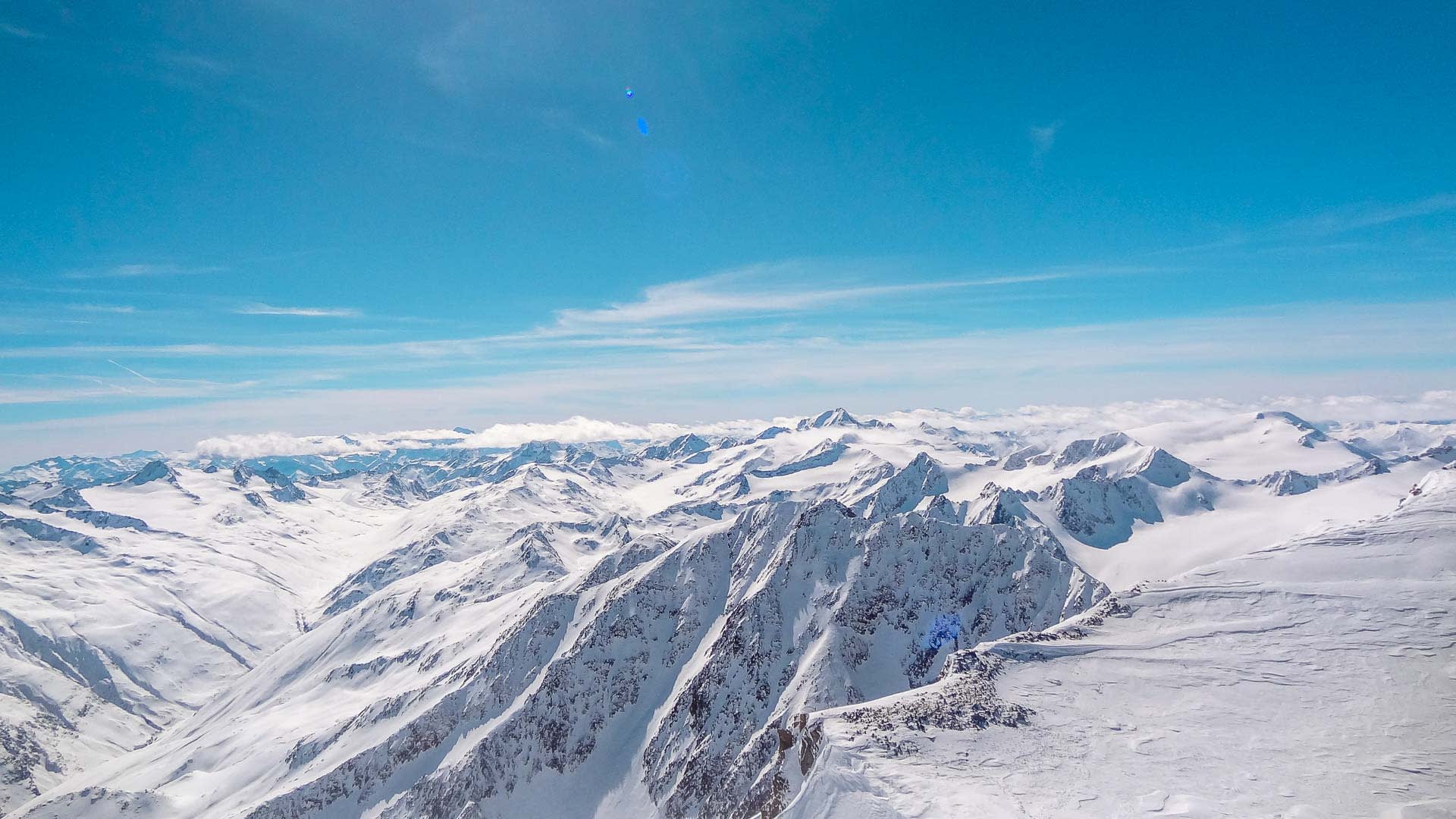 Weitläufiges Hochgebirgspanorama über verschneite Gipfel und Gletscher rund um Vent im Ötztal im Winter.