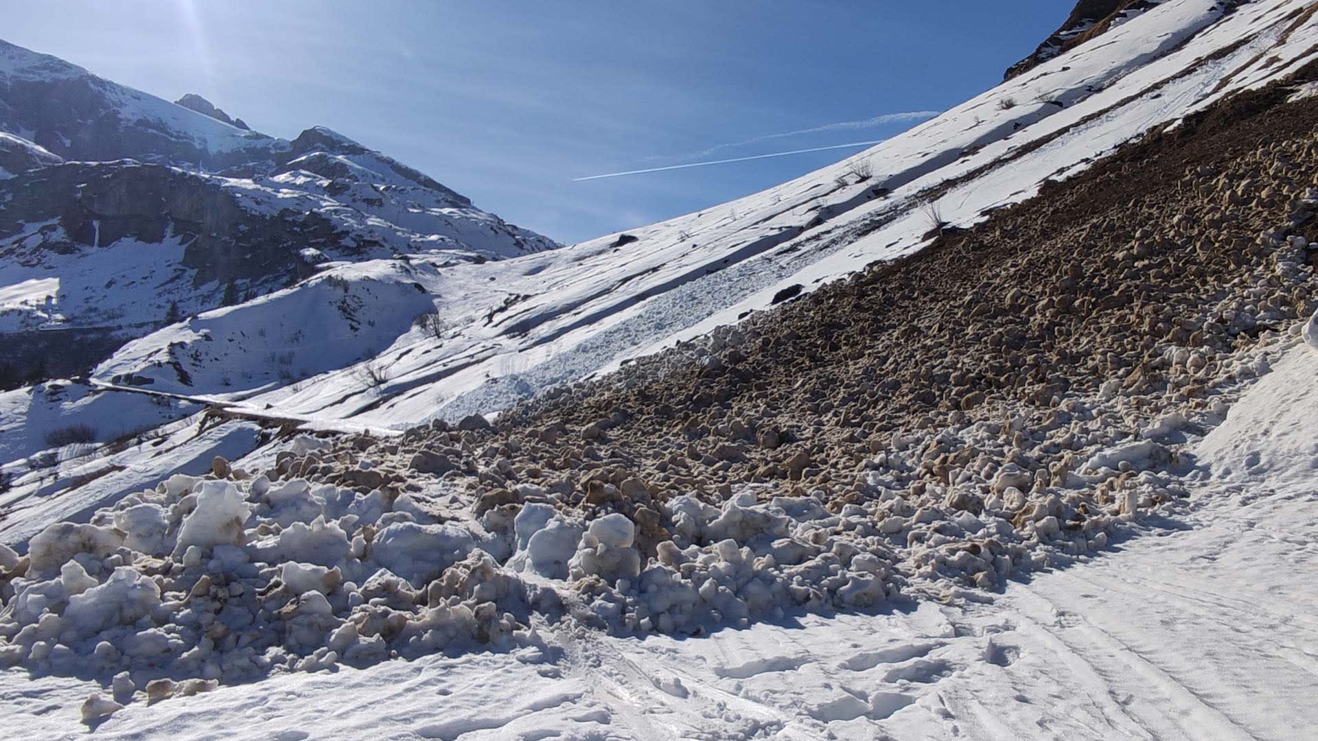 Skitour Urnerboden: abgegangener Nassschneelawinen-Kegel mit Anrissstelle, freigelegtem Schuttmaterial und blauem Eisstreifen