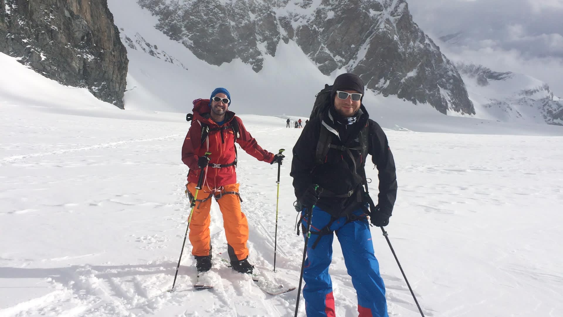 Zwei Splitboarder mit Tourenfellen beim Aufstieg Richtung Buin auf einer Skitour über ein weitläufiges schneebedecktes