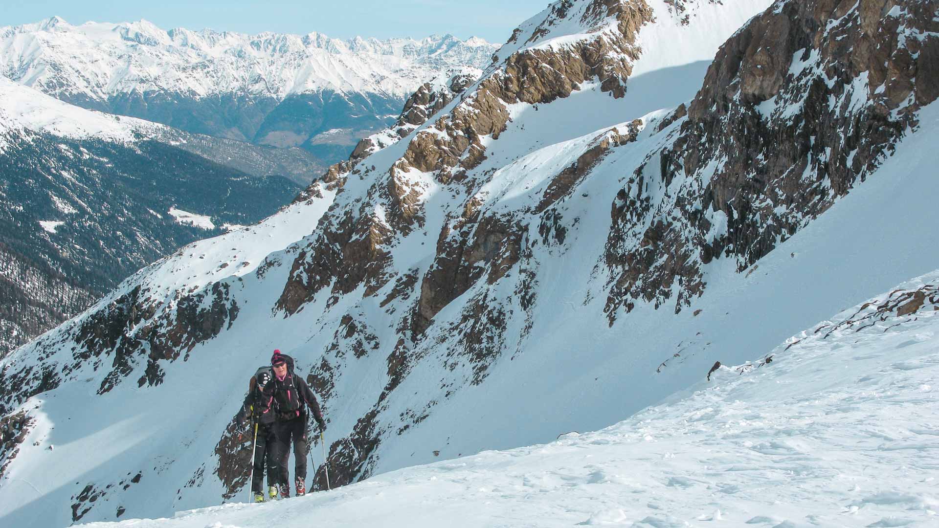 Ein Skitourengeher mit Fellen steigt einen Steilhang bei der Zufallhütte im Ortlergebiet auf.