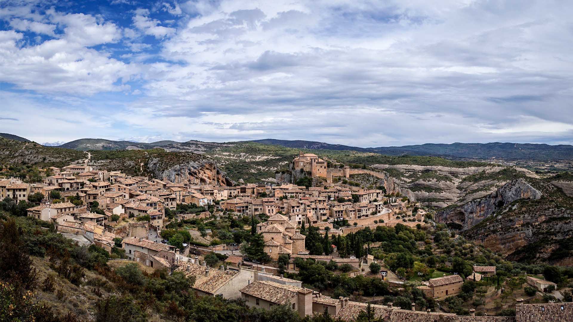 Trekking in Alquézar, Spanien: mittelalterliche Steinsiedlung mit Burg und Kirche auf Kalksteinhügel